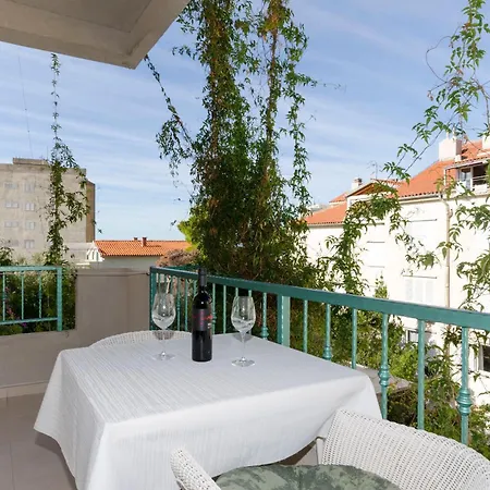 Apartment Jadro - 250 M From